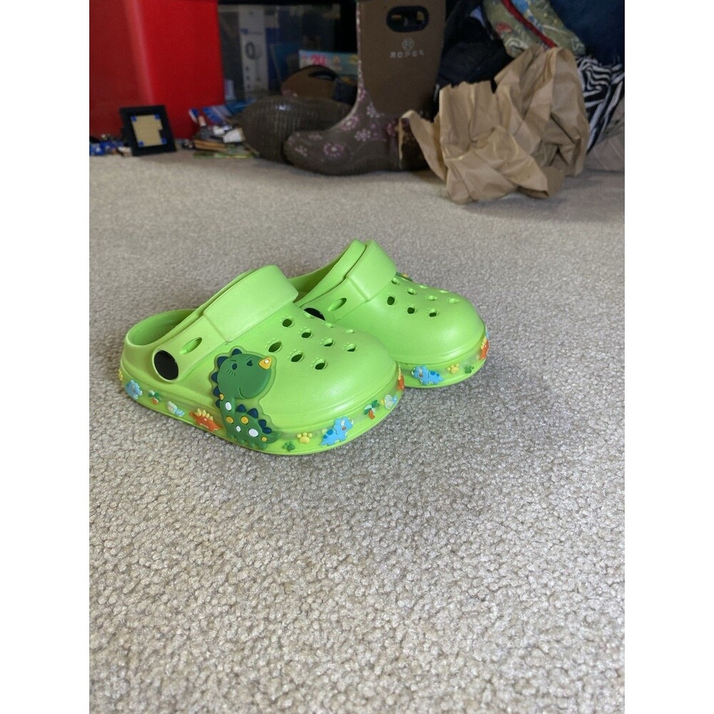 Cozy Pixies Toddler Boys Green Dinosaur Light Up Clogs Size 6.5 NEW